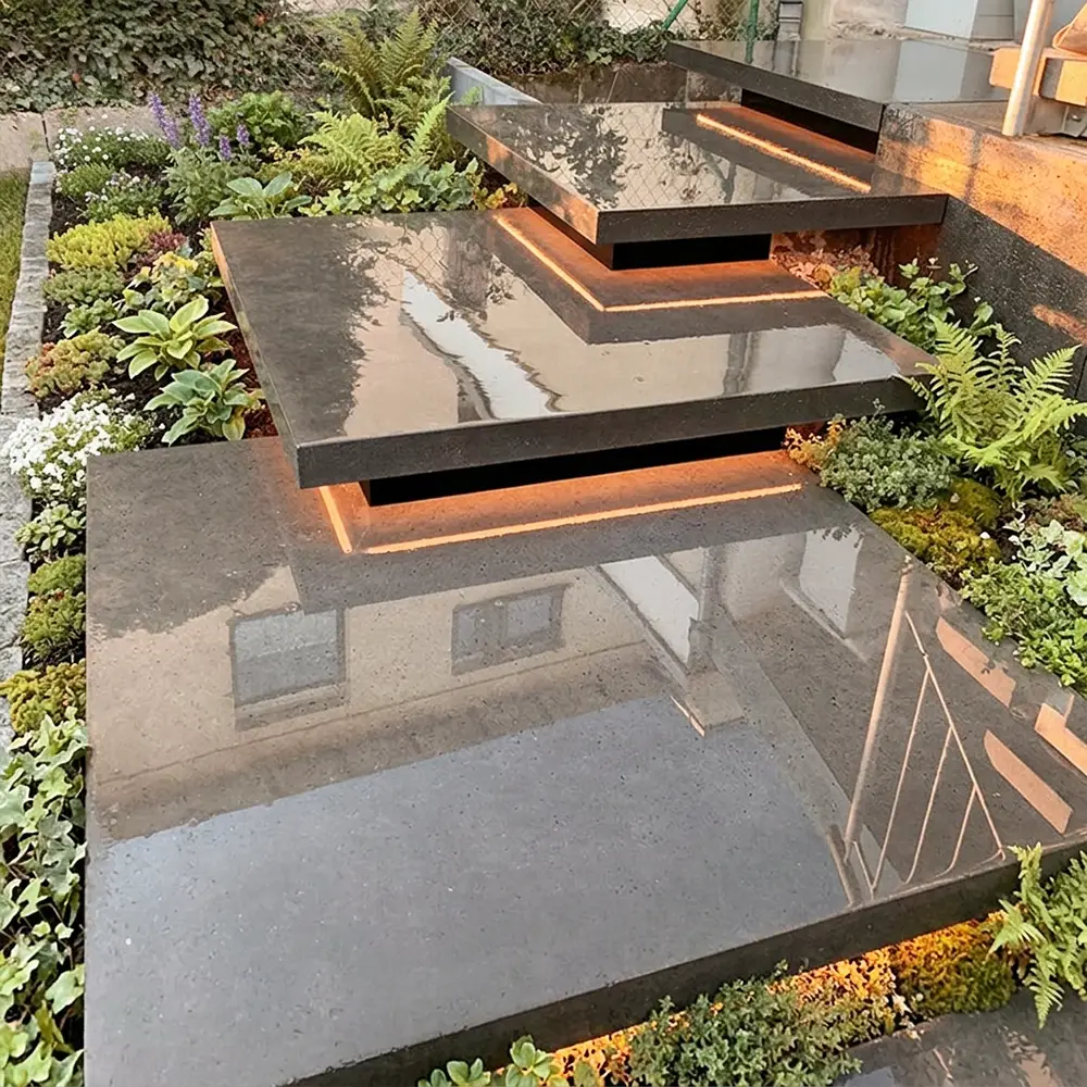 Gartendesign moderne Outdoortreppe mit beleuchteten schwebenden Stufen – Sinn Gartengestaltung